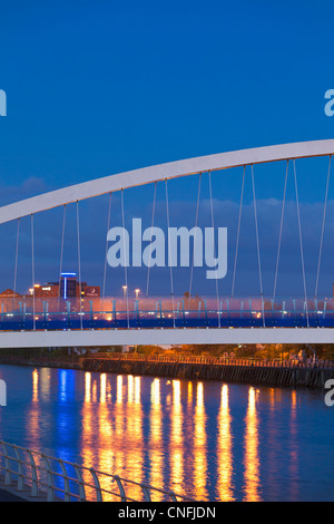 Lichtreflexe auf den Kanal von Salford Kais mit der Lowry Brücke, Salford Quays, England Stockfoto