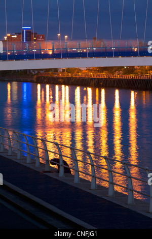 Lichtreflexe auf den Kanal von Salford Kais mit der Lowry Brücke, Salford Quays, England Stockfoto