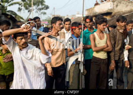 Mann kämpfen während des jährlichen moslemischen Festivals Muharram in Khulna Bangladesch Stockfoto