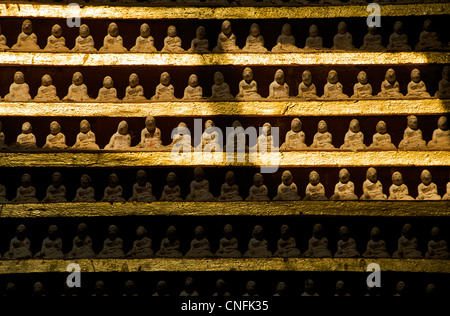 Dutzende von kleinen Buddha-Statuen im sonnendurchfluteten Nische, Thanboddhay Paya, Monywa, Burma. Myanmar. Thambuddhei Stockfoto