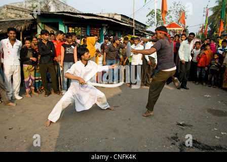 Mann kämpfen während des jährlichen moslemischen Festivals Muharram in Khulna Bangladesch Stockfoto