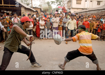 Mann kämpfen während des jährlichen moslemischen Festivals Muharram in Khulna Bangladesch Stockfoto