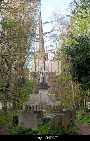 Kapelle und Statue von Isaac Watts. Abney Park Cemetery, Stoke Newington, Hackney, London, England, UK Stockfoto