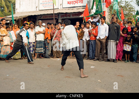 Mann kämpfen während des jährlichen moslemischen Festivals Muharram in Khulna Bangladesch Stockfoto