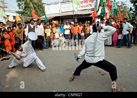 Mann kämpfen während des jährlichen moslemischen Festivals Muharram in Khulna Bangladesch Stockfoto