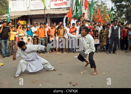 Mann kämpfen während des jährlichen moslemischen Festivals Muharram in Khulna Bangladesch Stockfoto