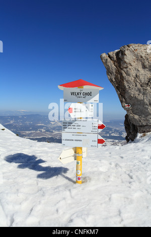 Touristischer Wegweiser auf dem Gipfel des Velký Choc in Chocske Vrchy, Slowakei. Stockfoto