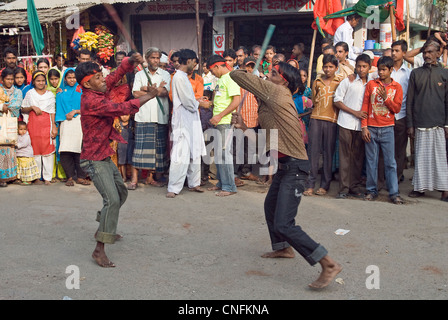 Mann kämpfen während des jährlichen moslemischen Festivals Muharram in Khulna Bangladesch Stockfoto