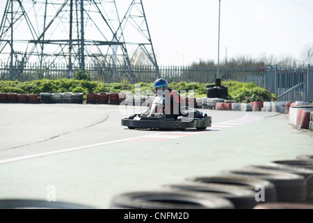 Ein einsamer go Kart Geschwindigkeiten rund um die Strecke an einem sonnigen, trockenen Tag. Stockfoto