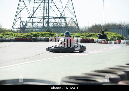 Ein einsamer go Kart Geschwindigkeiten rund um die Strecke an einem sonnigen, trockenen Tag. Stockfoto