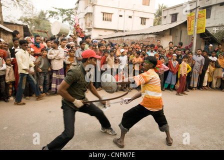 Mann kämpfen während des jährlichen moslemischen Festivals Muharram in Khulna Bangladesch Stockfoto