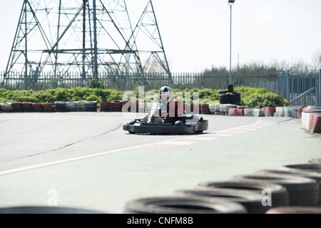 Ein einsamer go Kart Geschwindigkeiten rund um die Strecke an einem sonnigen, trockenen Tag. Stockfoto