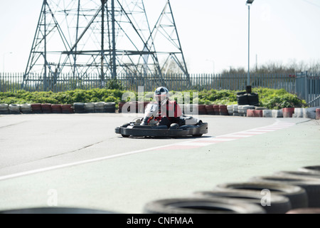 Ein einsamer go Kart Geschwindigkeiten rund um die Strecke an einem sonnigen, trockenen Tag. Stockfoto