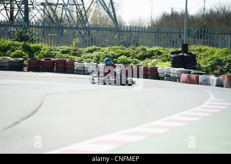 Ein einsamer go Kart Geschwindigkeiten rund um die Strecke an einem sonnigen, trockenen Tag. Stockfoto