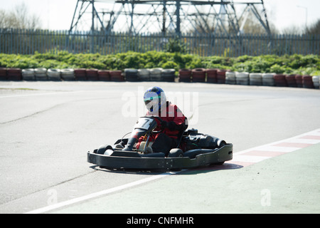 Ein einsamer go Kart Geschwindigkeiten rund um die Strecke an einem sonnigen, trockenen Tag. Stockfoto