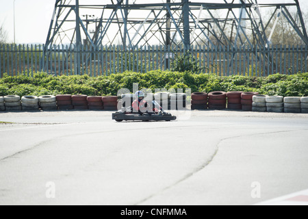 Ein einsamer go Kart Geschwindigkeiten rund um die Strecke an einem sonnigen, trockenen Tag. Stockfoto