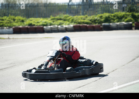 Ein einsamer go Kart Geschwindigkeiten rund um die Strecke an einem sonnigen, trockenen Tag. Stockfoto