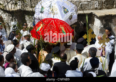 Äthiopische Palmsonntag Prozession auf dem Dach der Kirche des Heiligen Grabes. Altstadt von Jerusalem, Israel. Stockfoto