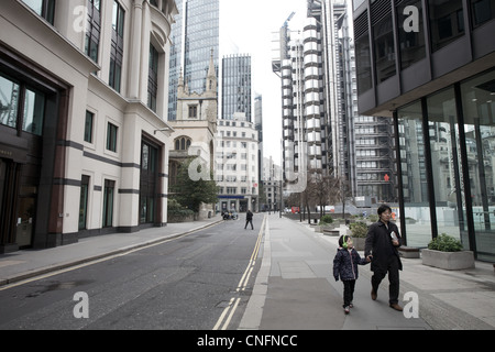 Straßenansicht der City of London mit Lloyds Gebäude im Hintergrund. Stockfoto