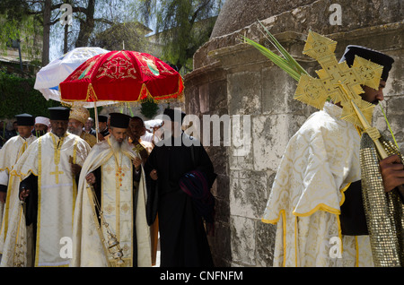 Äthiopische Palmsonntag Prozession auf dem Dach der Kirche des Heiligen Grabes. Altstadt von Jerusalem, Israel. Stockfoto