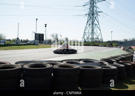 Ein einsamer go Kart Geschwindigkeiten rund um die Strecke an einem sonnigen, trockenen Tag. Stockfoto