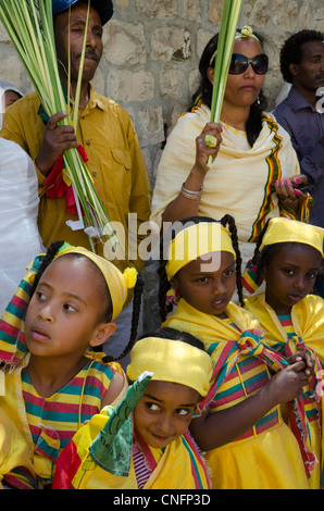 Äthiopische Palmsonntag Prozession auf dem Dach der Kirche des Heiligen Grabes. Altstadt von Jerusalem, Israel. Stockfoto