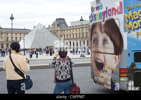 Touristen fotografieren die Pyramide vor dem Louvre Museum in Paris, Frankreich Stockfoto