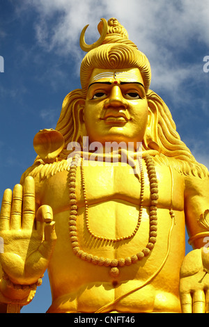 Statue des Hindu-Gottes Shiva mit einem Dreizack (Trischul) am Koneswaram Tempel, Trincomalee, Sri Lanka. Stockfoto