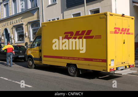 DHL Lieferung LKW und Fahrer Deutschland Stockfoto