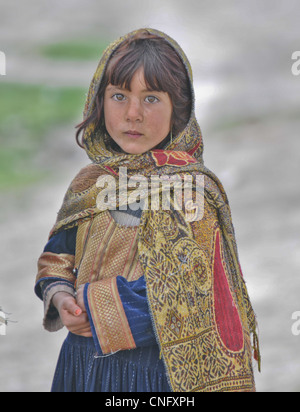 Ein junge afghanische Mädchen blickt auf als Fallschirmjäger aus 3. Zug, Apache Firma Patrol in einem Dorf in Betrieb Naruz 30. März 2012 in Gorchek, Afghanistan. Stockfoto