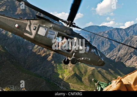 Ein UH-60 Black Hawk Hubschrauber hebt ab vom Berg Combat Outpost Bari Alai 3. April 2012 Nord-östlich von Jalalabad, Afghanistan Stockfoto