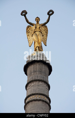 Die vergoldete Statue der geflügelte Sieg des Bildhauers Louis-Simon Boizot, auf seine Spalte nach unten über den Place du Châtelet in Paris. Frankreich. Stockfoto