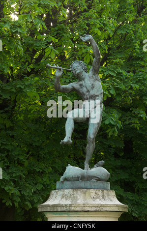 "Le Fauna Empfangshalle". Die Bronze-Statue eines tanzenden Fauns von Eugène-Louis Lequesneist, steht im Jardin du Luxembourg. Paris, Frankreich. Stockfoto