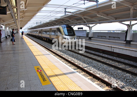 Bahnsteig am Rhodesfield Gautrain Station, Rhodesfield, Kempton Park, Provinz Gauteng, Südafrika Stockfoto