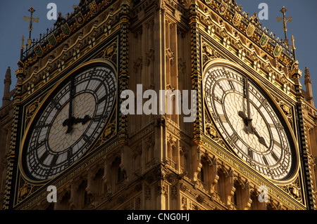 Zwei Zifferblätter der großen Uhr, auf der Bell Tower of Westminster Palast von Augustus Pugin. Im Volksmund bekannt als Big Ben. London, England, Vereinigtes Königreich. Stockfoto