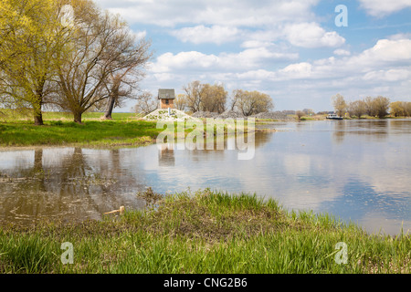 Odertal von Ratzdorf mit Wasserstand messen, Brandenburg, Deutschland Stockfoto