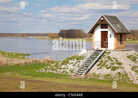 Odertal von Ratzdorf mit Wasserstand messen, Brandenburg, Deutschland Stockfoto