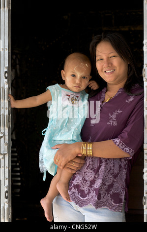 Burmesische Frau mit Kind, Pyin Oo Lwin, Burma. Myanmar Stockfoto