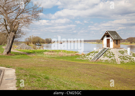 Odertal von Ratzdorf mit Wasserstand messen, Brandenburg, Deutschland Stockfoto