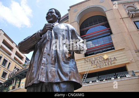 Nelson Mandela Statue in Nelson Mandela Square, CBD, Sandton, Johannesburg, Provinz Gauteng, Südafrika Stockfoto