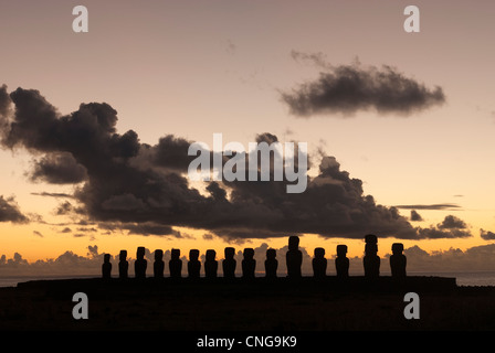 15 Moai Ahu Tongariki bei Sonnenaufgang Stockfoto