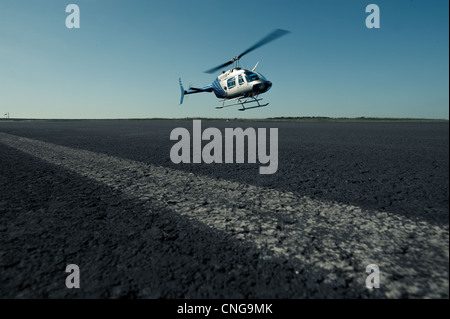 Bell Jet Ranger 206 b Hubschrauber über Taxi weg/Runway schwebt Stockfoto