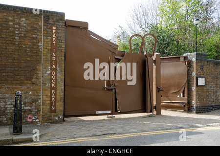 Toren nach Osten Indien Dock Becken Orchard Place Blackwall Pappel Tower Hamlets East London England UK Stockfoto