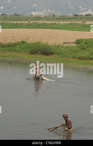 Burmesische Fischer mit Netzen in Teichen an den Ufern des Irrawaddy zwischen Mandlay und Sagaing, Burma. Myanmar Stockfoto
