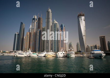 Die Wolkenkratzer des Bereichs "Dubai Marina" (Dubai - Vereinigte Arabische Emirate VAE). Hafen. Stockfoto