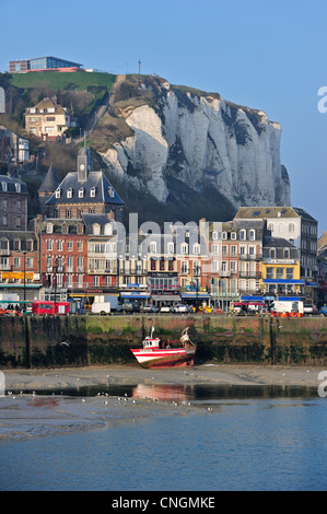 Fischerboot im Hafen von Le Tréport entlang des Ärmelkanals, Haute-Normandie, Côte d'Albâtre, Seine-Maritime, Frankreich Stockfoto