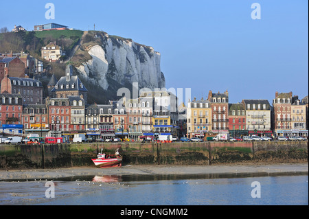 Fischerboot im Hafen von Le Tréport entlang des Ärmelkanals, Haute-Normandie, Côte d'Albâtre, Seine-Maritime, Frankreich Stockfoto