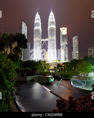 Petronas Towers bei Nacht, Kuala Lumpur, Malaysia Stockfoto