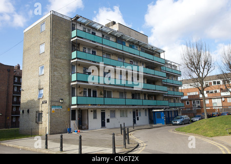 Sozialer Wohnungsbau-Block in East London, UK Stockfoto