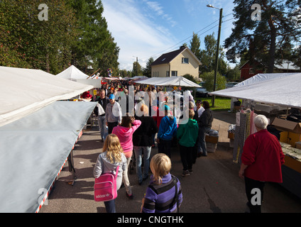 Menschen bei Pestuumarkkinat Straße Sales geschieht in Rautalampi Finnland Stockfoto